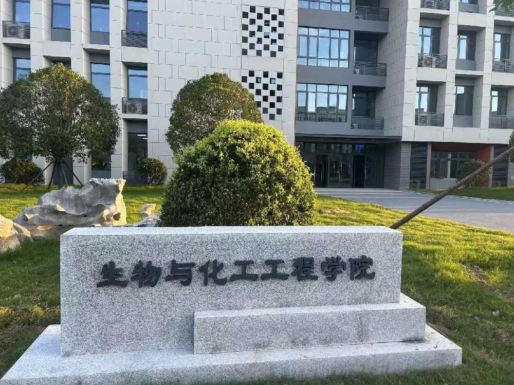 南阳市扬州职业大学体育场高杆灯项目